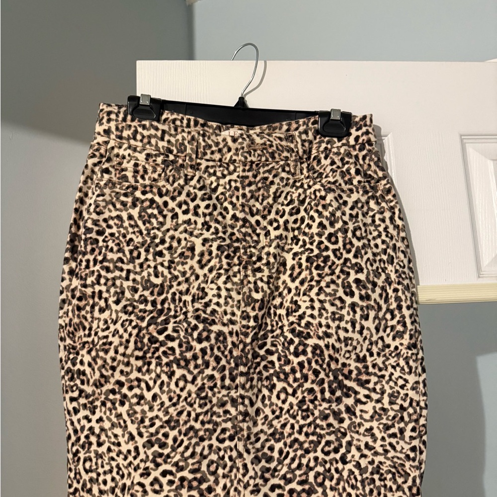 Elegant Black Pencil Skirt with Sleek Silhouette knee length